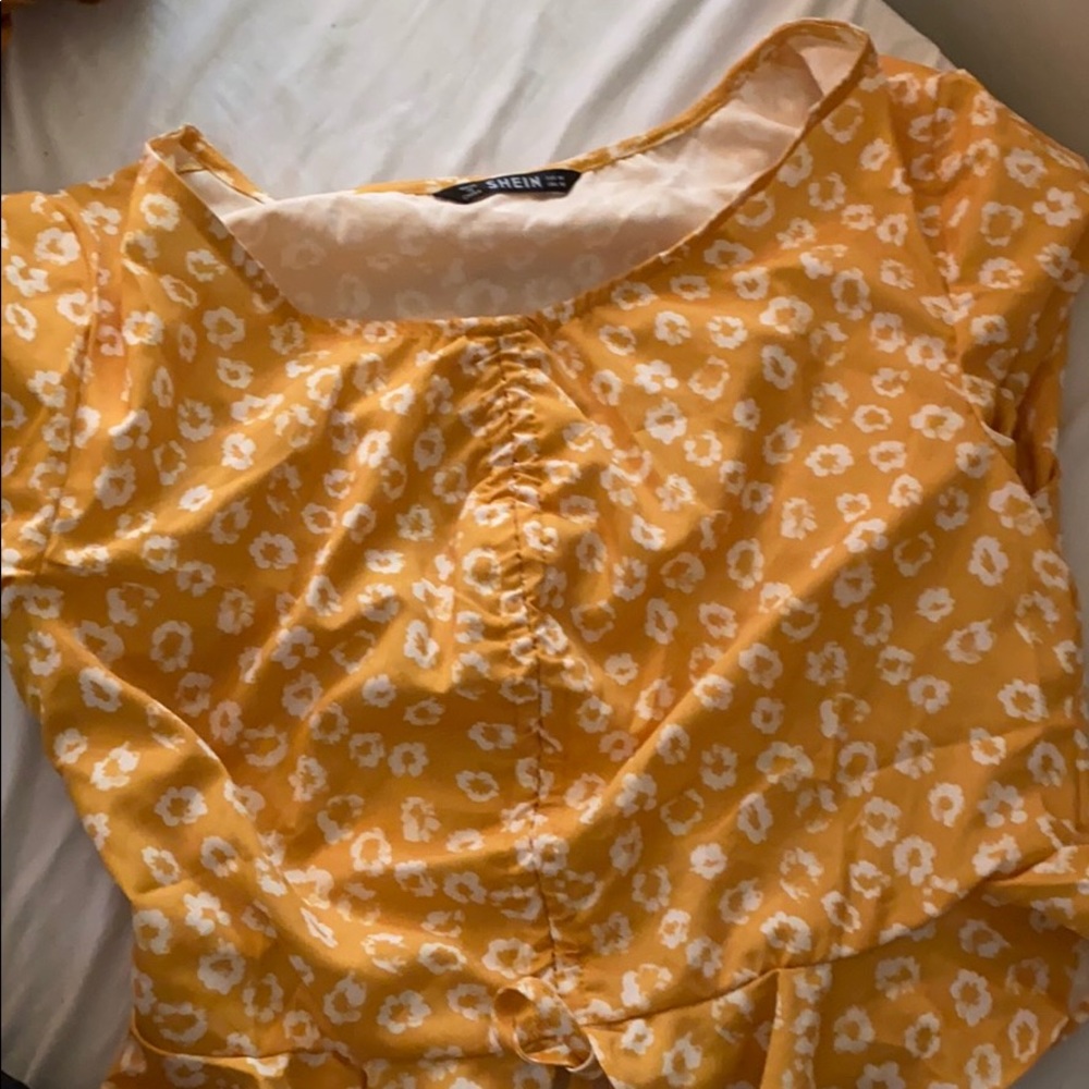 Yellow daisy tee